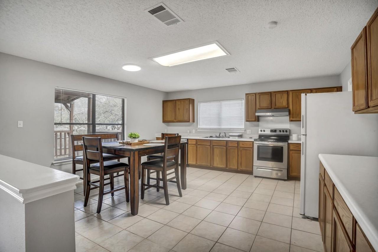 Charming Austin home on a quiet street near parks - Photo 6 of 19