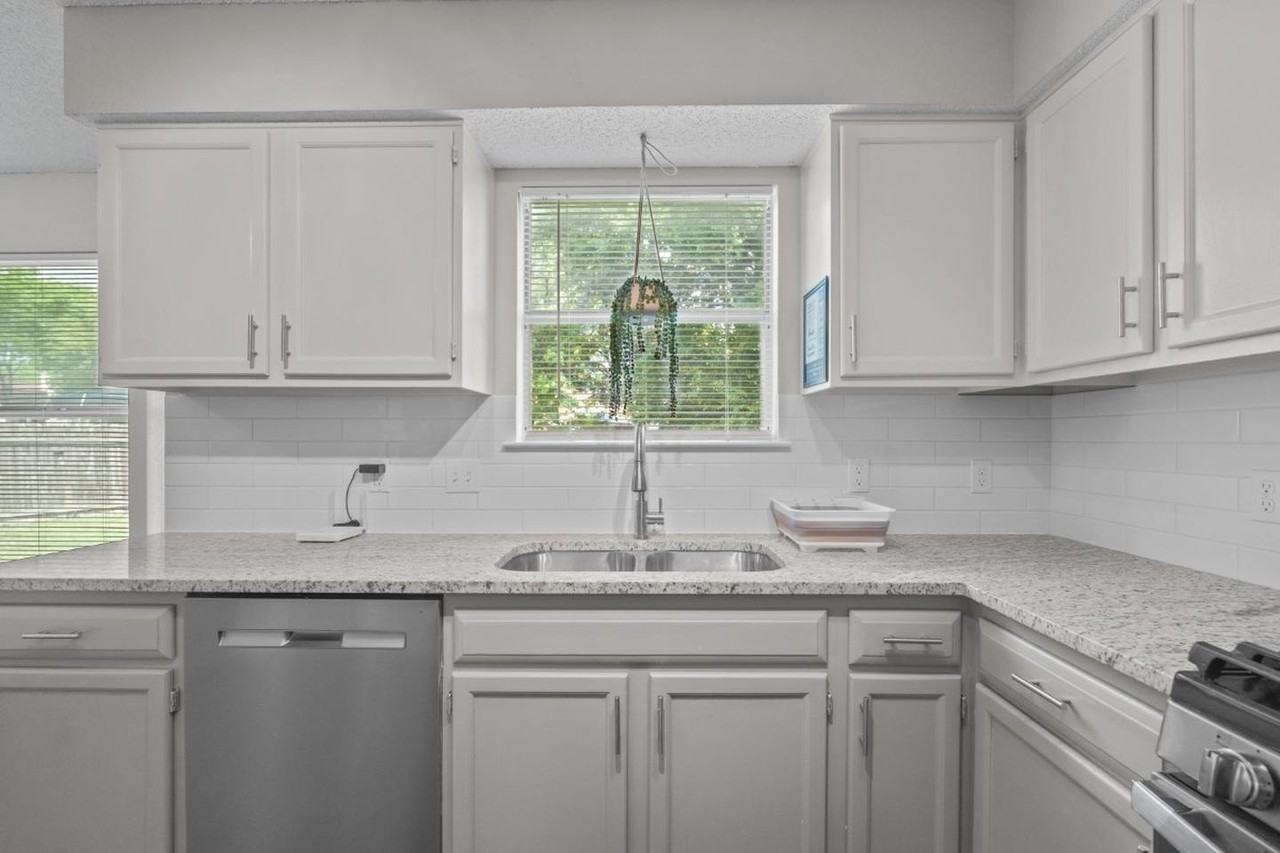 Charming Cedar Park home with spacious living and prime location - Photo 5 of 17