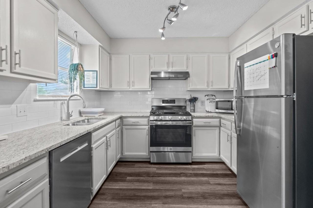 Charming Cedar Park home with spacious living and prime location - Photo 7 of 17