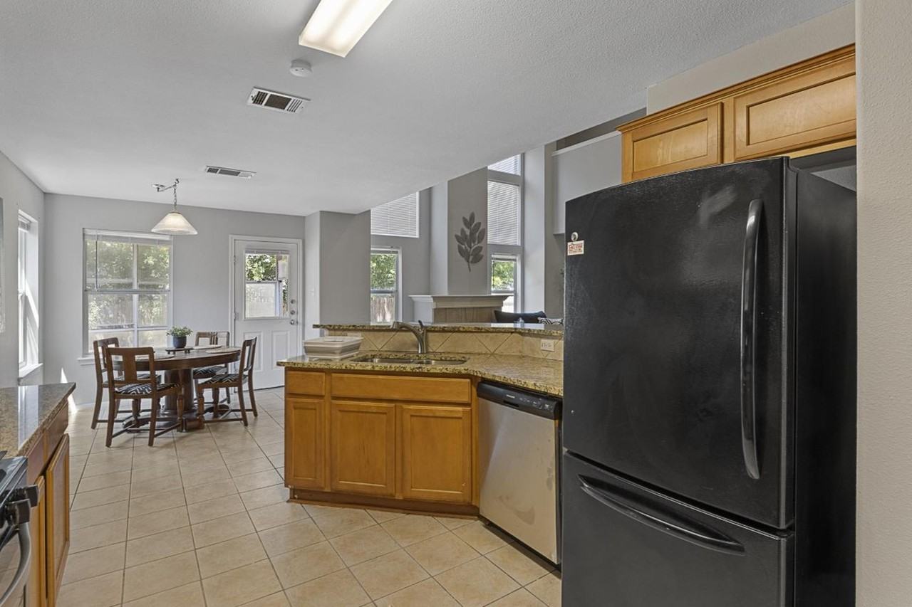 Stylish & Spacious Home in Round Rock – Move-In Ready! - Photo 5 of 22