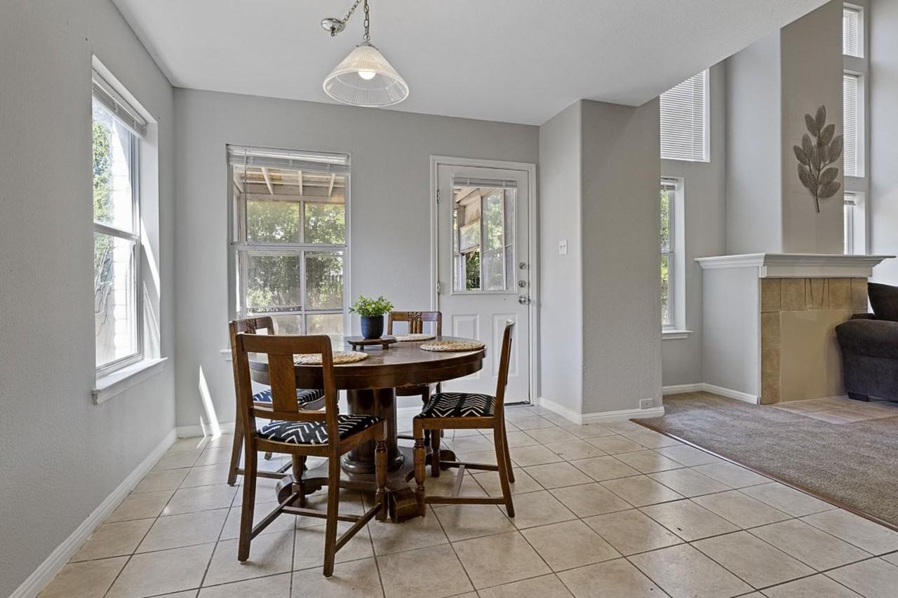 Stylish & Spacious Home in Round Rock – Move-In Ready! - Photo 4 of 22