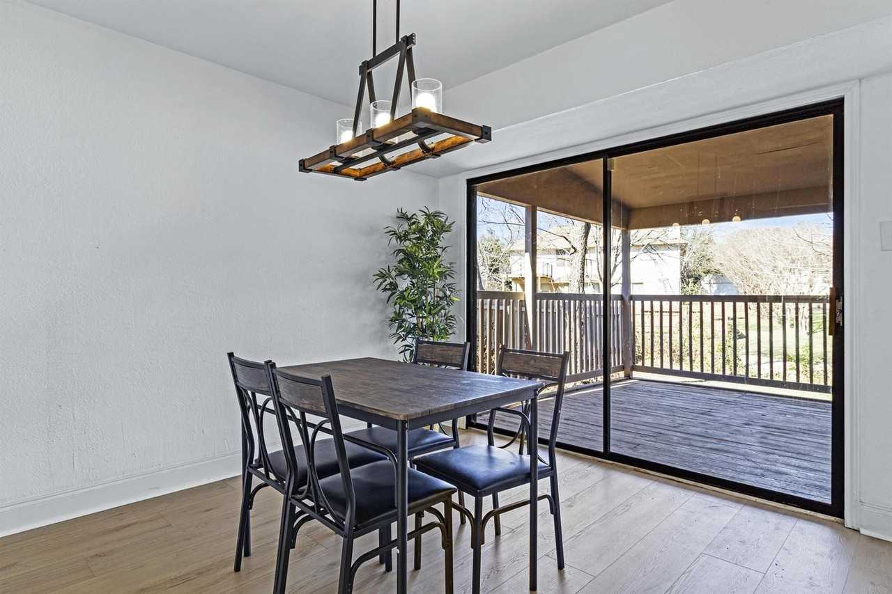 Sleek Austin retreat with designer finishes and a sunlit backyard - Photo 4 of 14