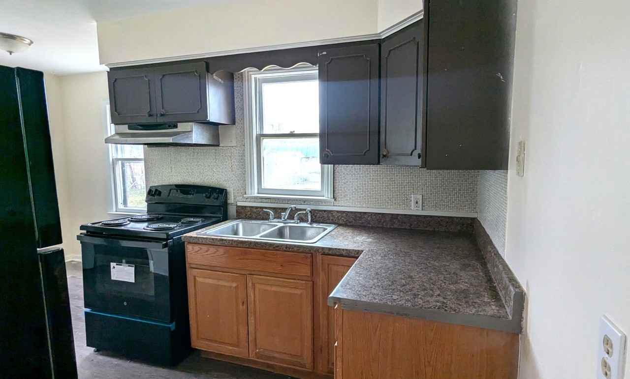 1685 Roberts St - Photo 3 of 9