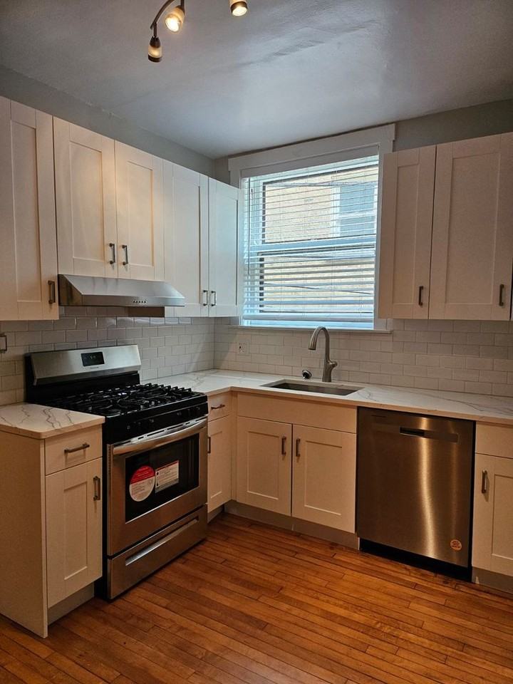 1623 W Thome Ave #3 - Photo 2 of 12