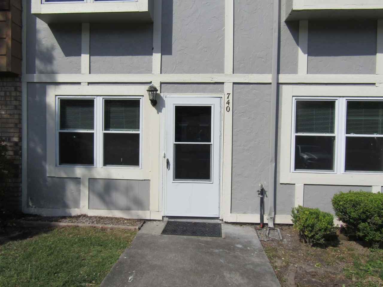 740 Elaine St - Photo 3 of 20