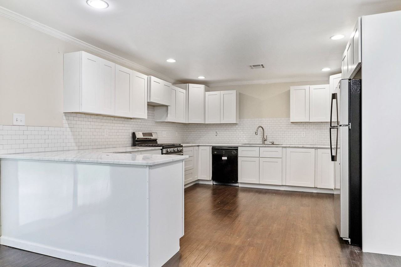 209 Woodvale Ave - Photo 3 of 15