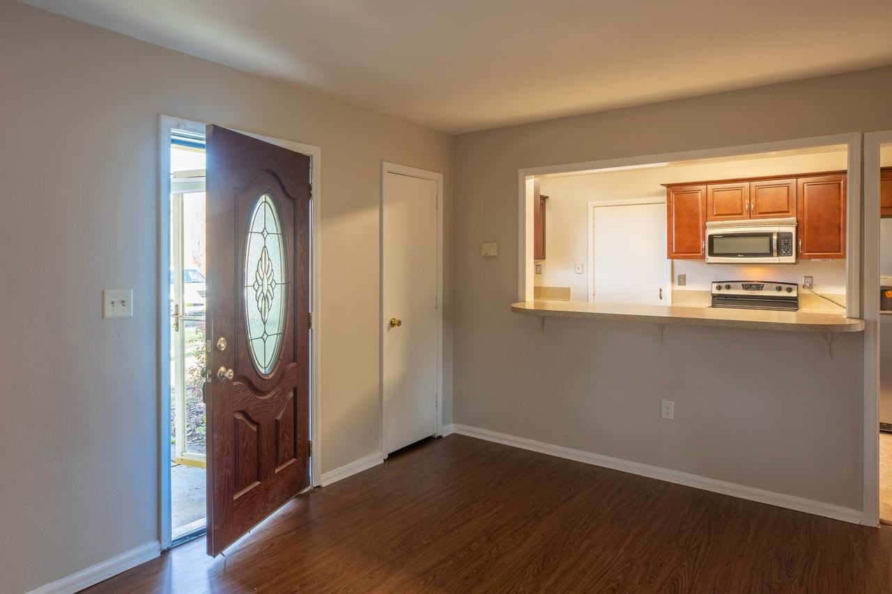1059 Glynlea Rd - Photo 3 of 22