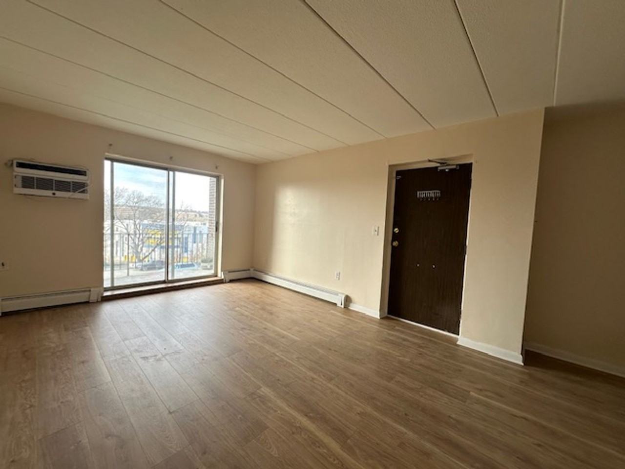 225 Independence Ave - Photo 5 of 14
