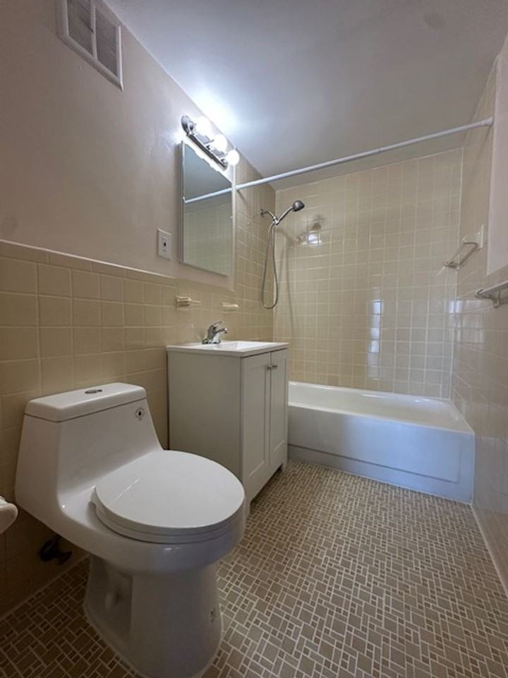 225 Independence Ave - Photo 6 of 14