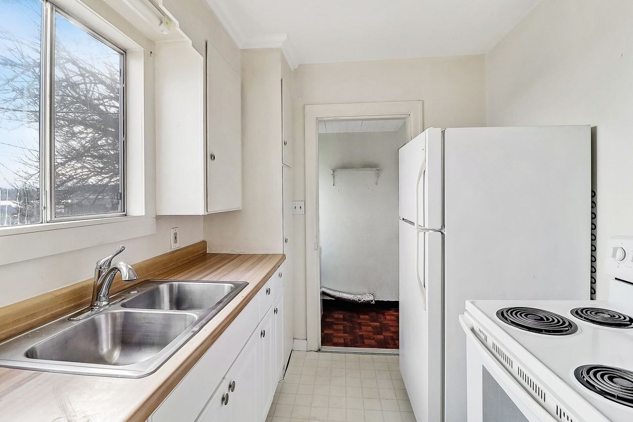 635 Se Fidalgo Ave - Photo 3 of 8