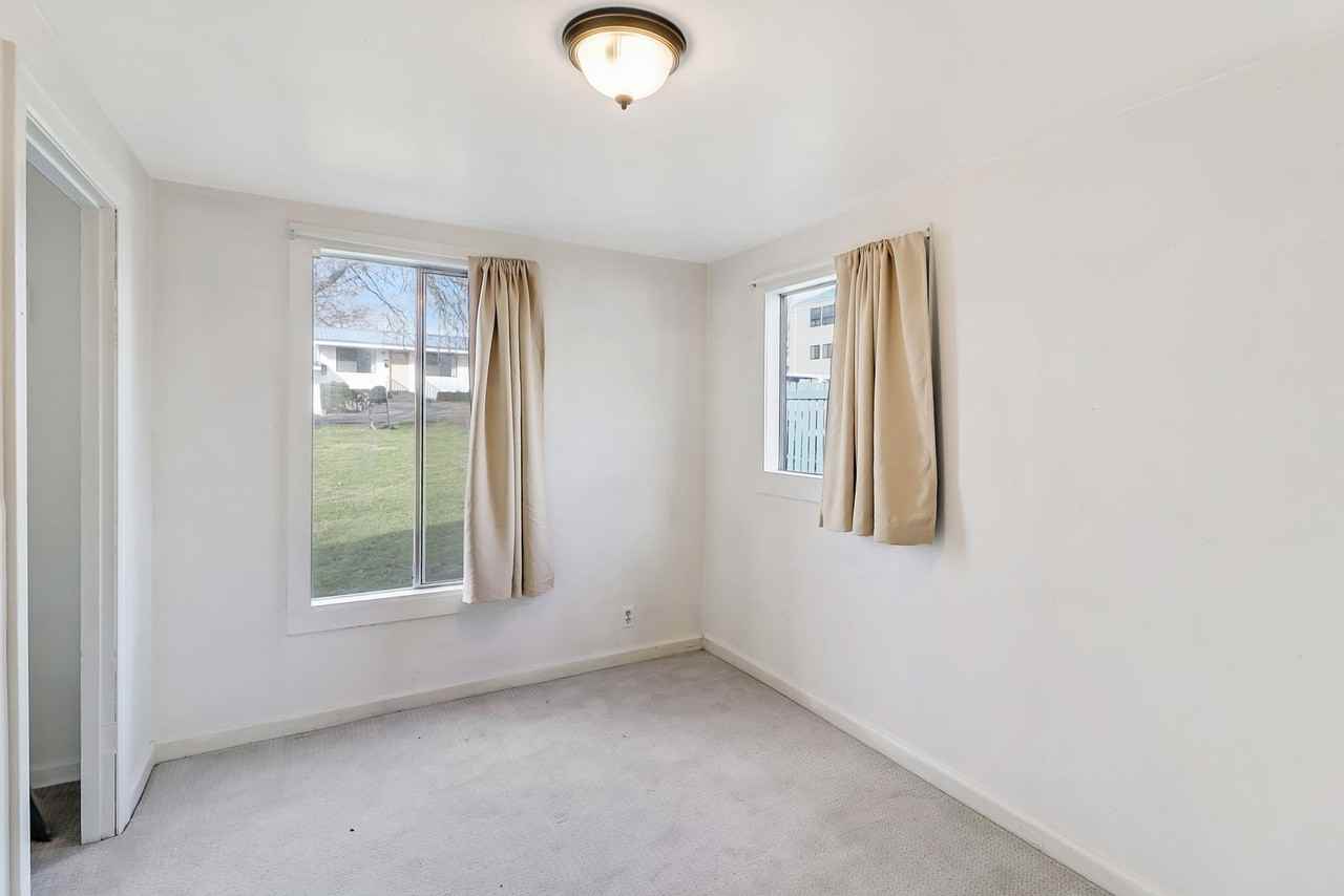 635 Se Fidalgo Ave - Photo 4 of 8