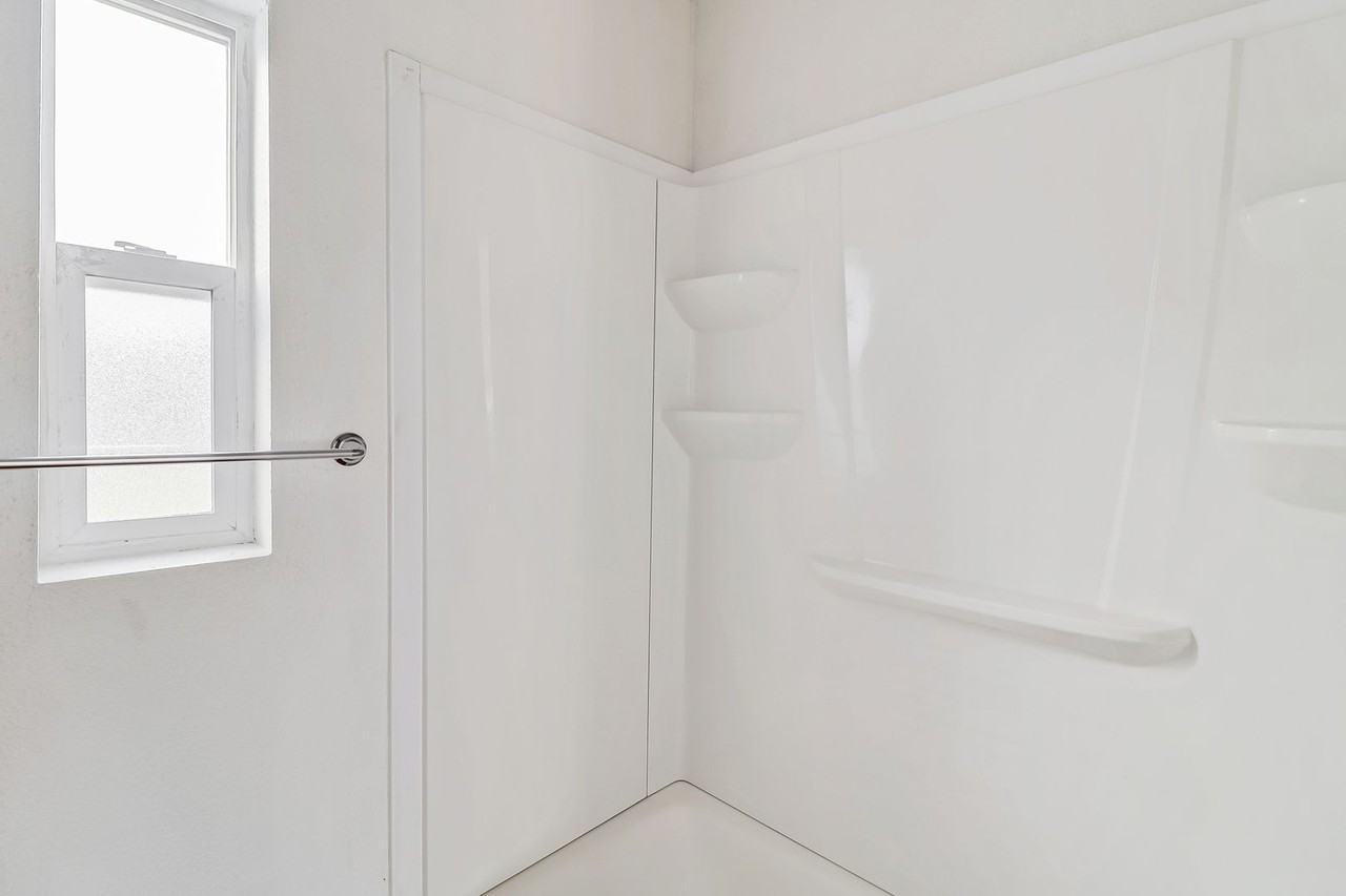 635 Se Fidalgo Ave - Photo 6 of 8
