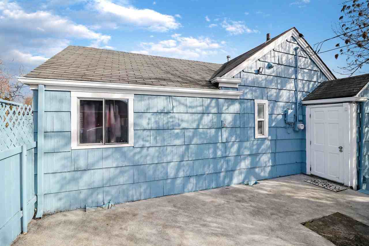 635 Se Fidalgo Ave - Photo 7 of 8