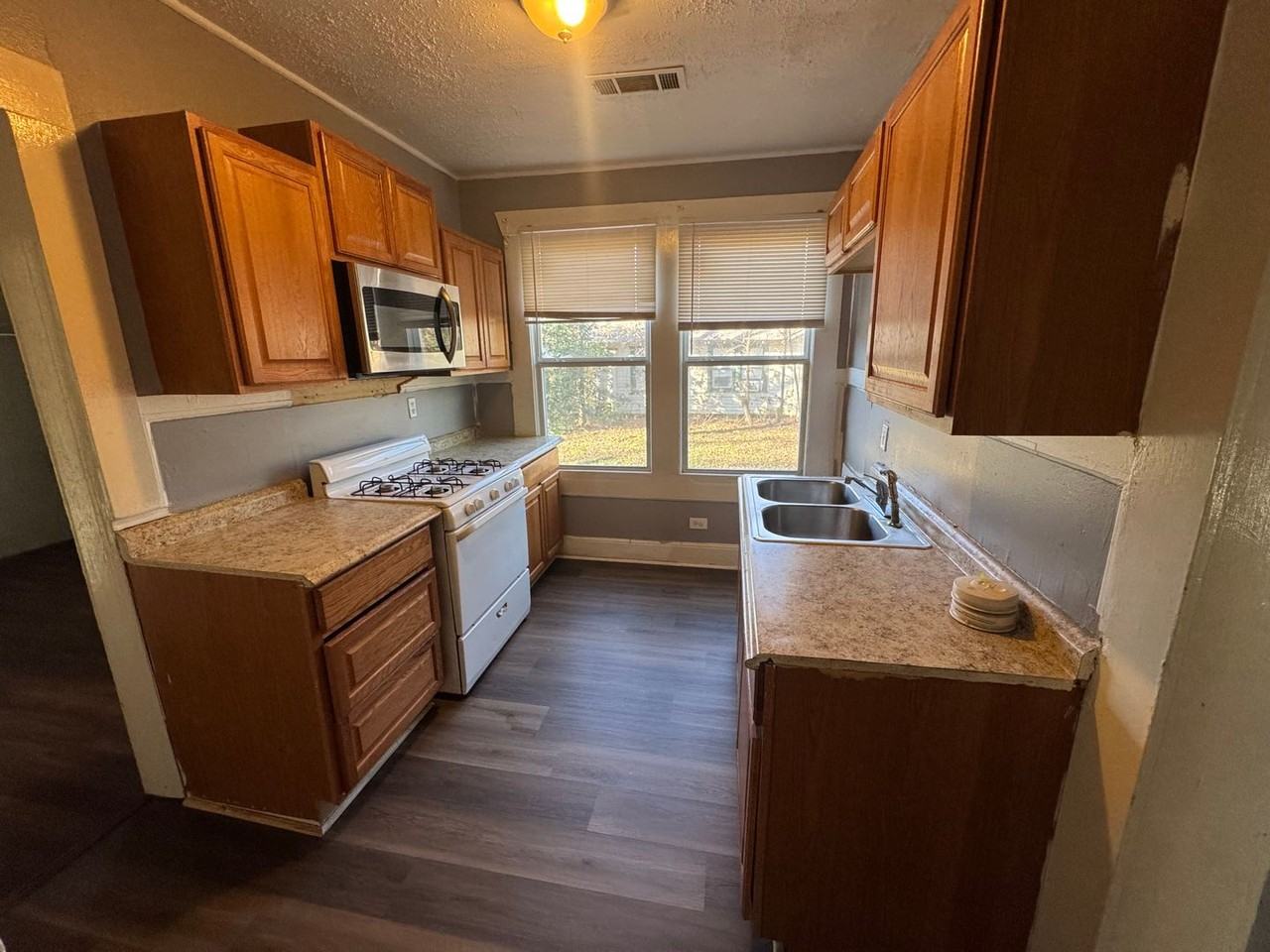 3131 W Laurel St - Photo 3 of 9