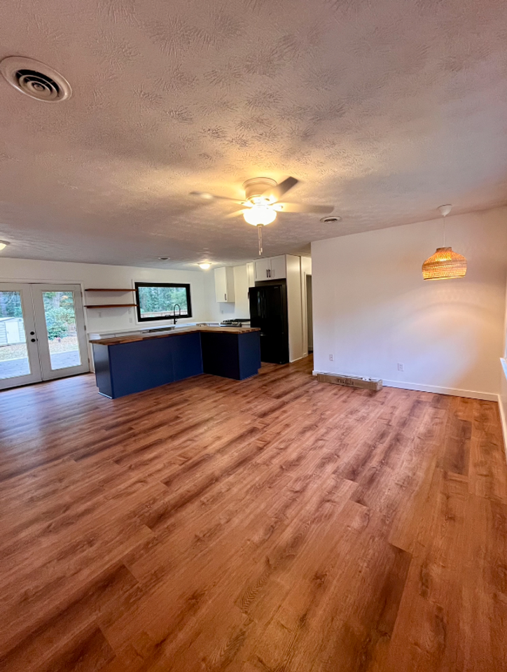 1015 Flowers Ave - Photo 3 of 9