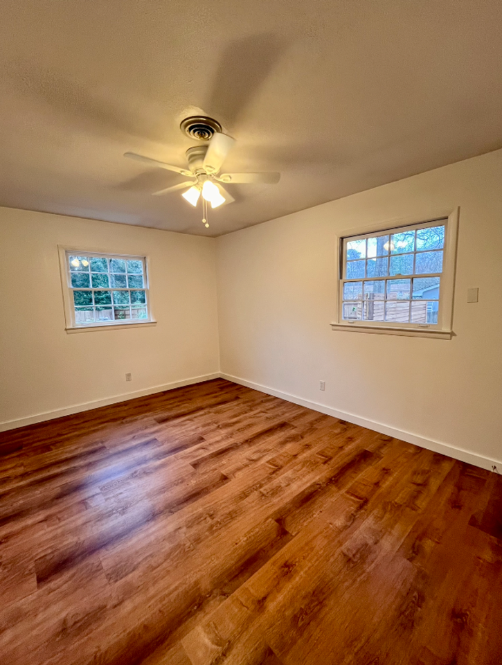1015 Flowers Ave - Photo 4 of 9