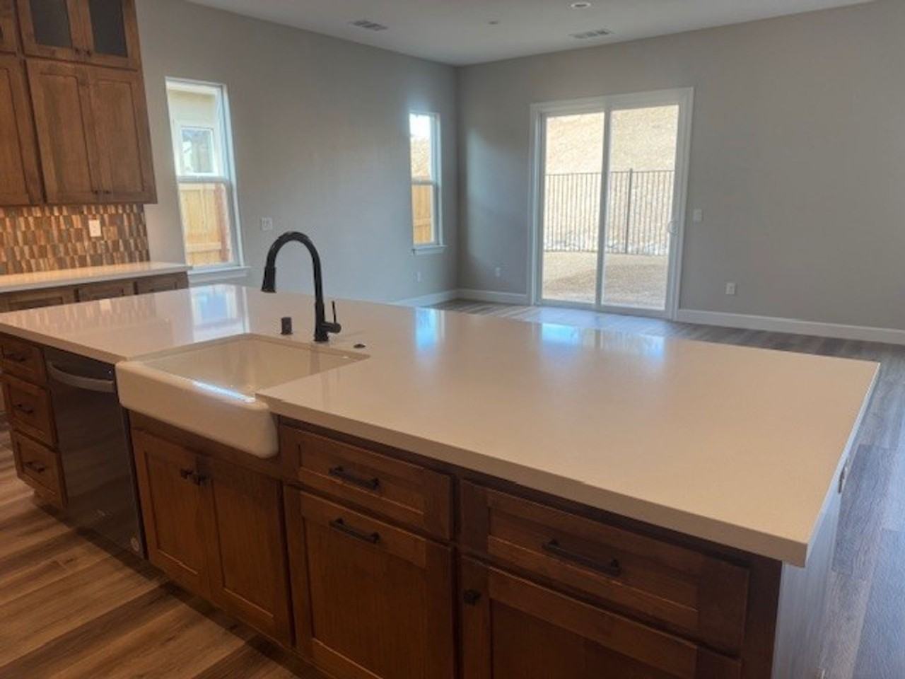 195 Commodore Dr - Photo 7 of 17