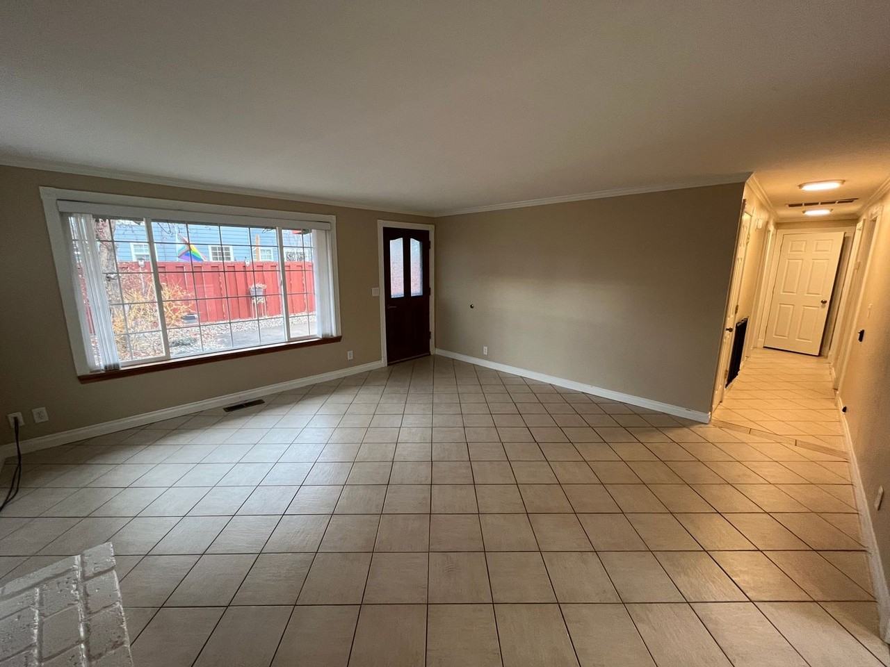 725 Nw Birch Ave - Photo 4 of 19