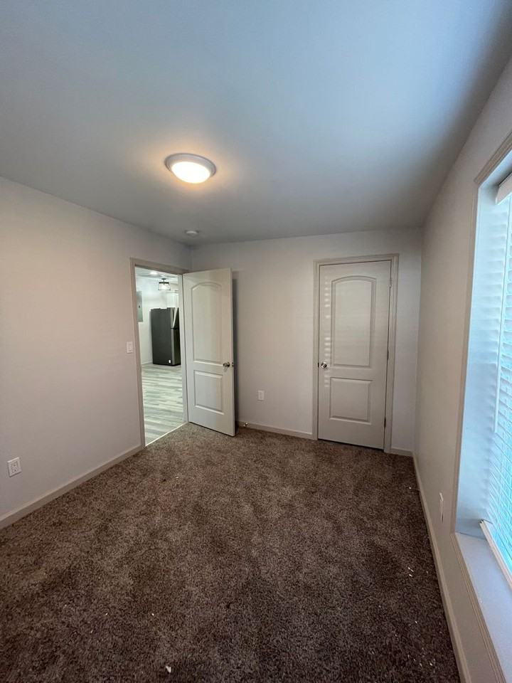 1908 Robbins St - Photo 5 of 20
