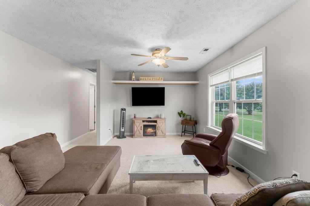 121 Ashley Ct - Photo 2 of 14