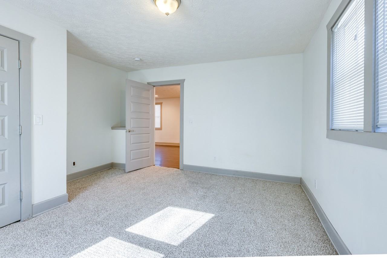 1018 Clemmons St - Photo 5 of 27