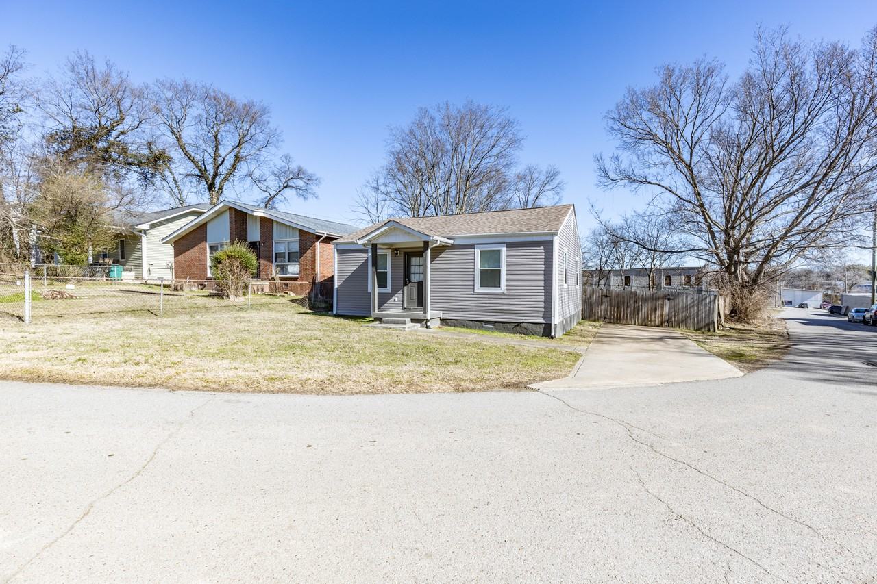 1018 Clemmons St - Photo 3 of 27