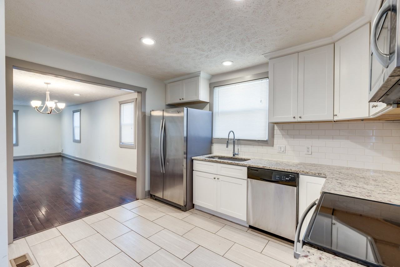 1018 Clemmons St - Photo 4 of 27