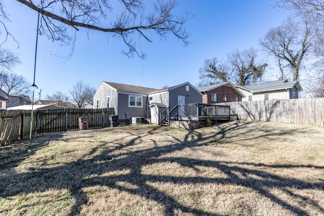 1018 Clemmons St - Photo 7 of 27