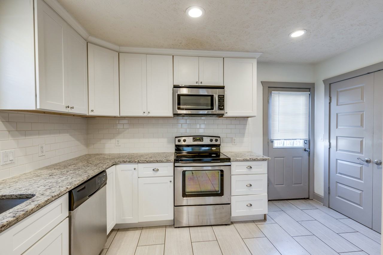 1018 Clemmons St - Photo 2 of 27