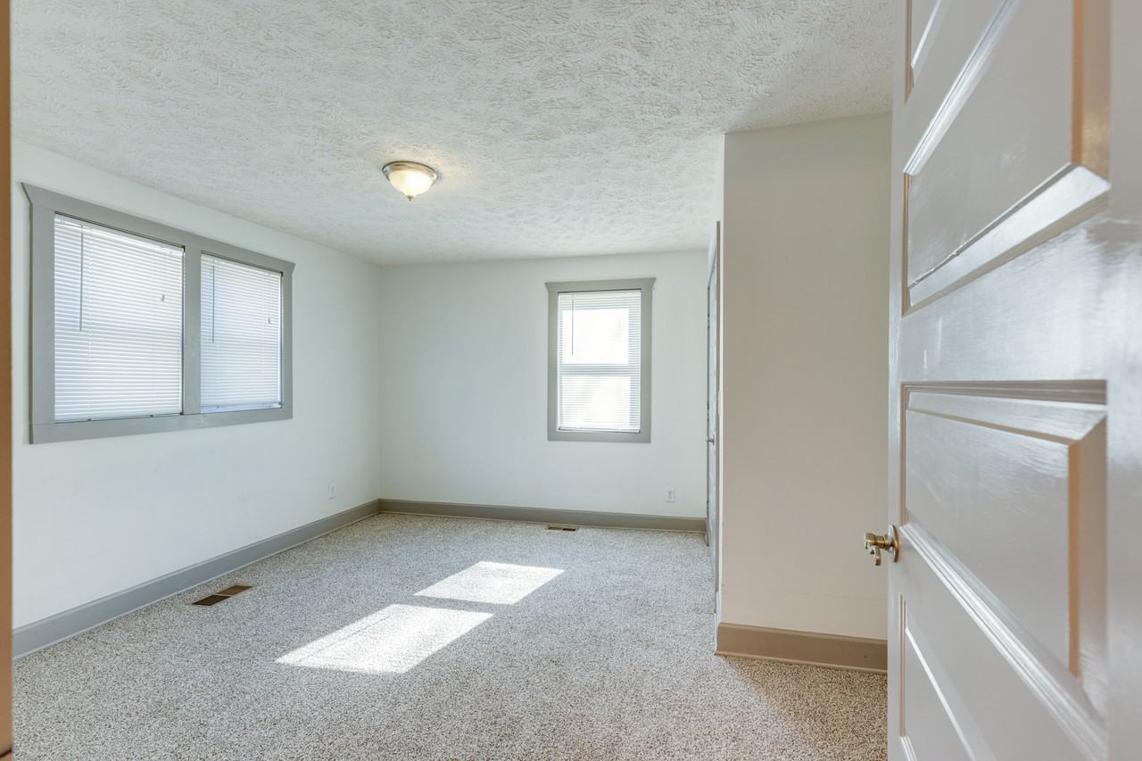 1018 Clemmons St - Photo 6 of 27