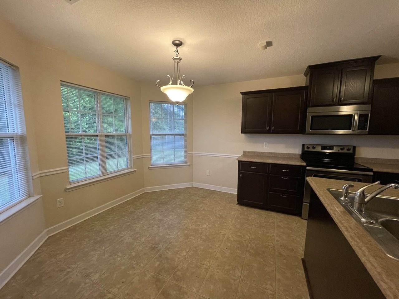 322 Manchester Ct - Photo 5 of 18