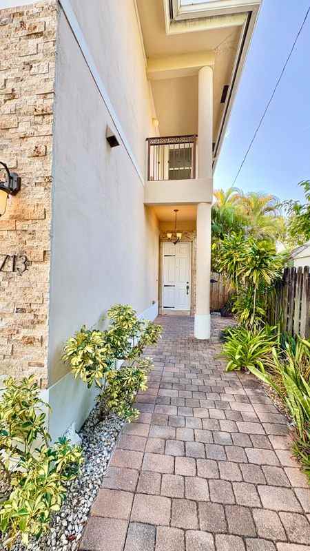 713 Sw 8th Ave - Photo 2 of 25