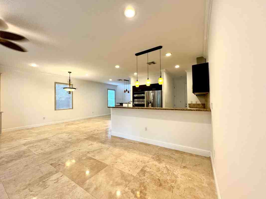 713 Sw 8th Ave - Photo 3 of 25