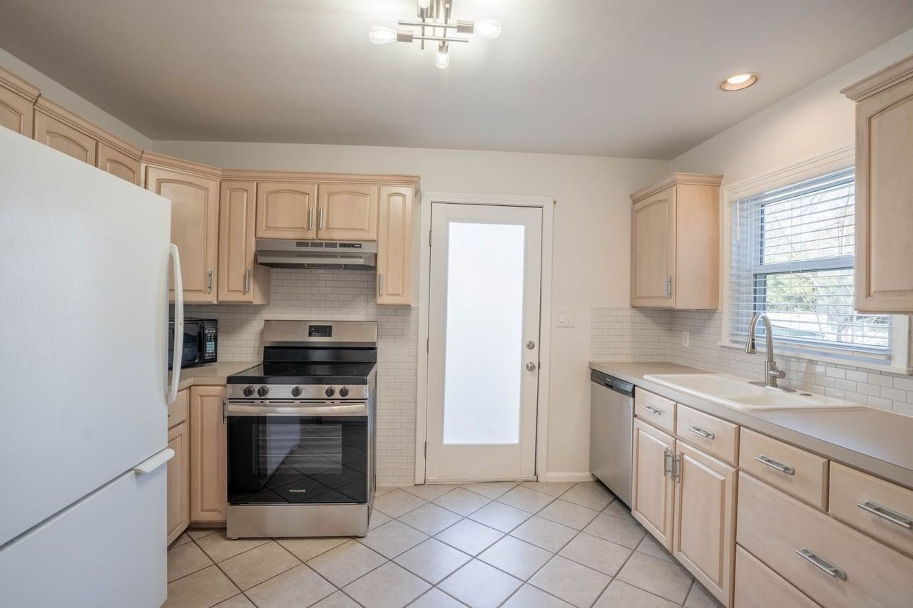 4697 S Troost Ave - Photo 6 of 17