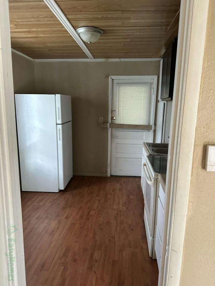 619 Northeast Rock Island Avenue - Photo 3 of 12