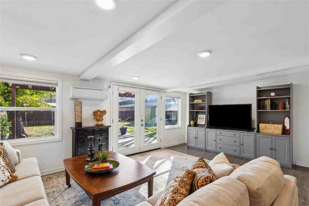 226 N Lucas Dr - Photo 5 of 22