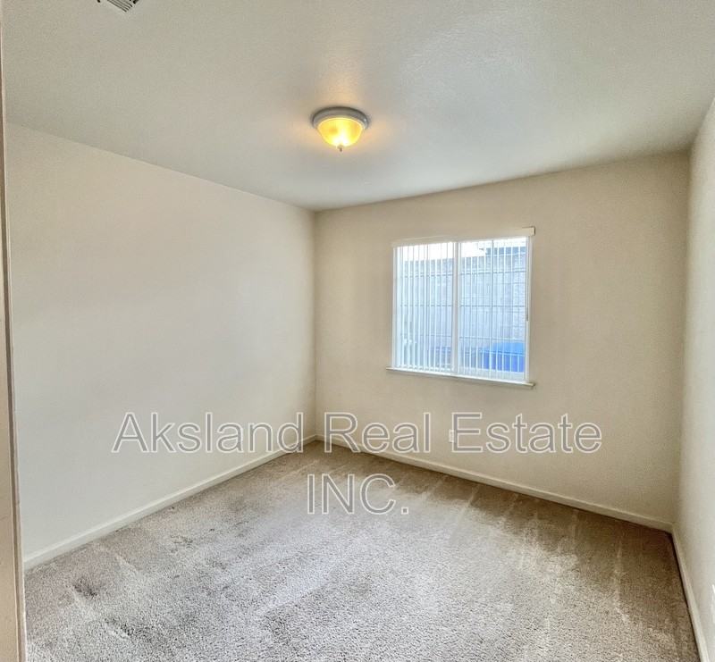 415 N Walnut Ave - Photo 6 of 12