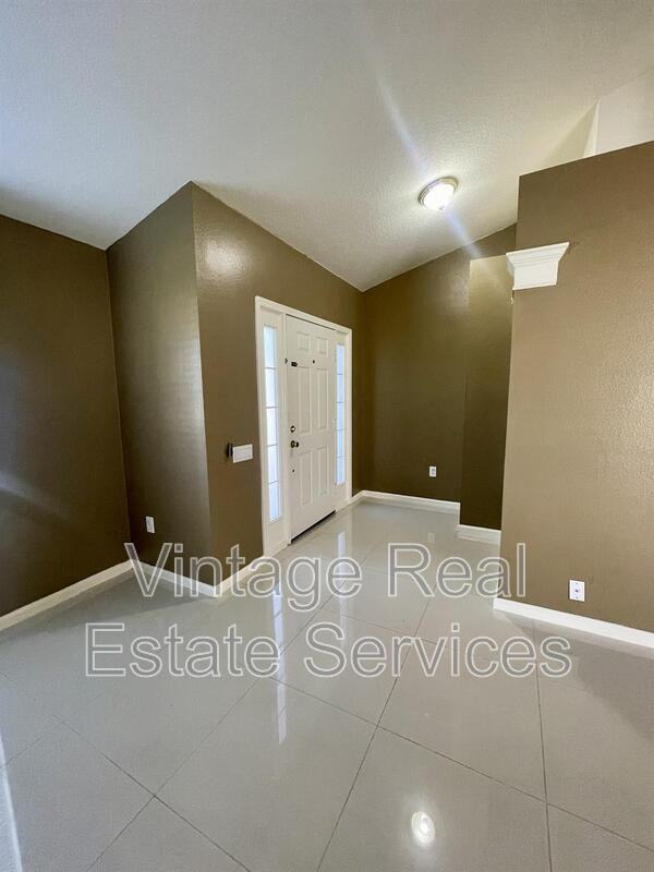 1031 Summer Breeze Dr - Photo 4 of 25