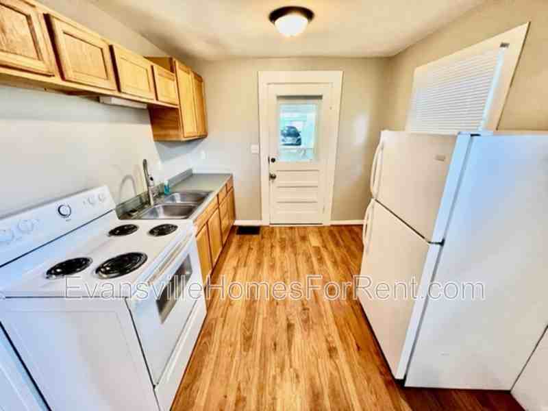 214 N Barker Ave - Photo 4 of 7