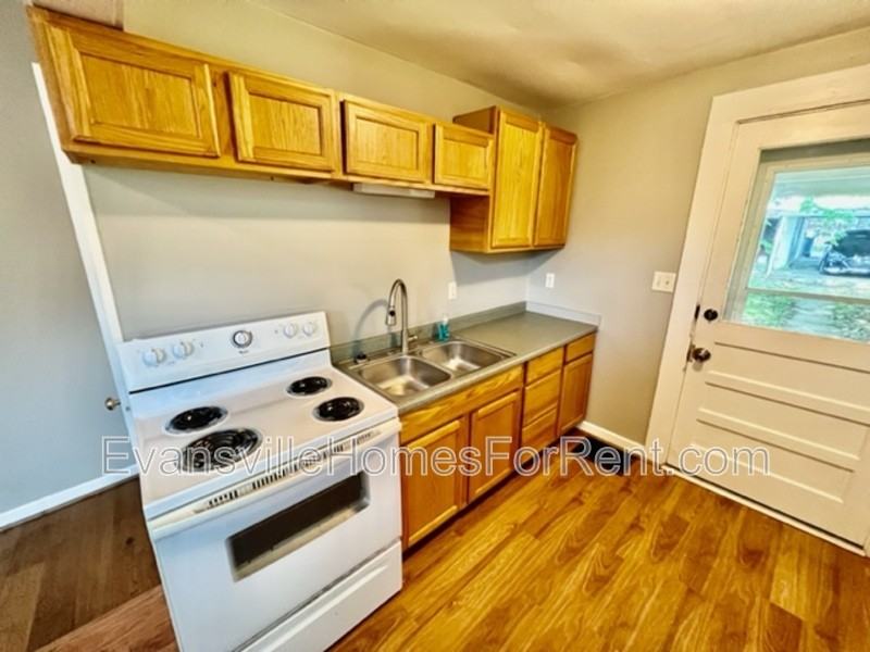 214 N Barker Ave - Photo 5 of 7