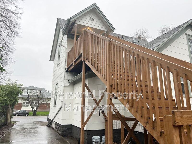409 W Mcloughlin Blvd #2 - Photo 3 of 11
