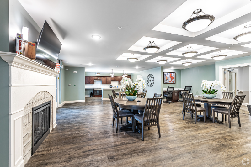 802 N Main St - Photo 5 of 23