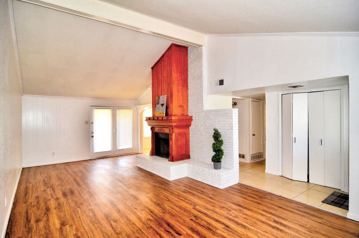 1412 W Shore Dr - Photo 3 of 9