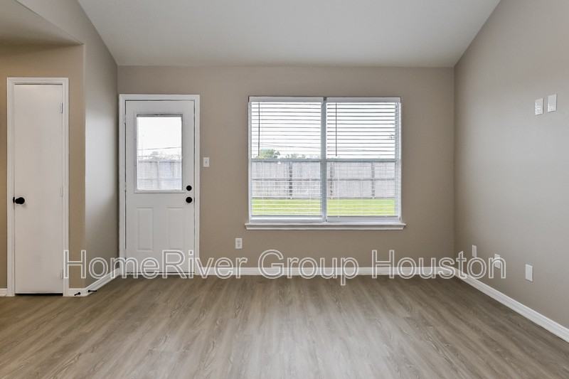 2415 Marlin Dr - Photo 2 of 19