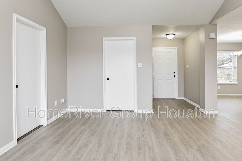 2415 Marlin Dr - Photo 3 of 19