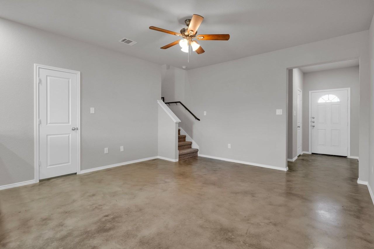 MOVE IN READY!! - Photo 4 of 8