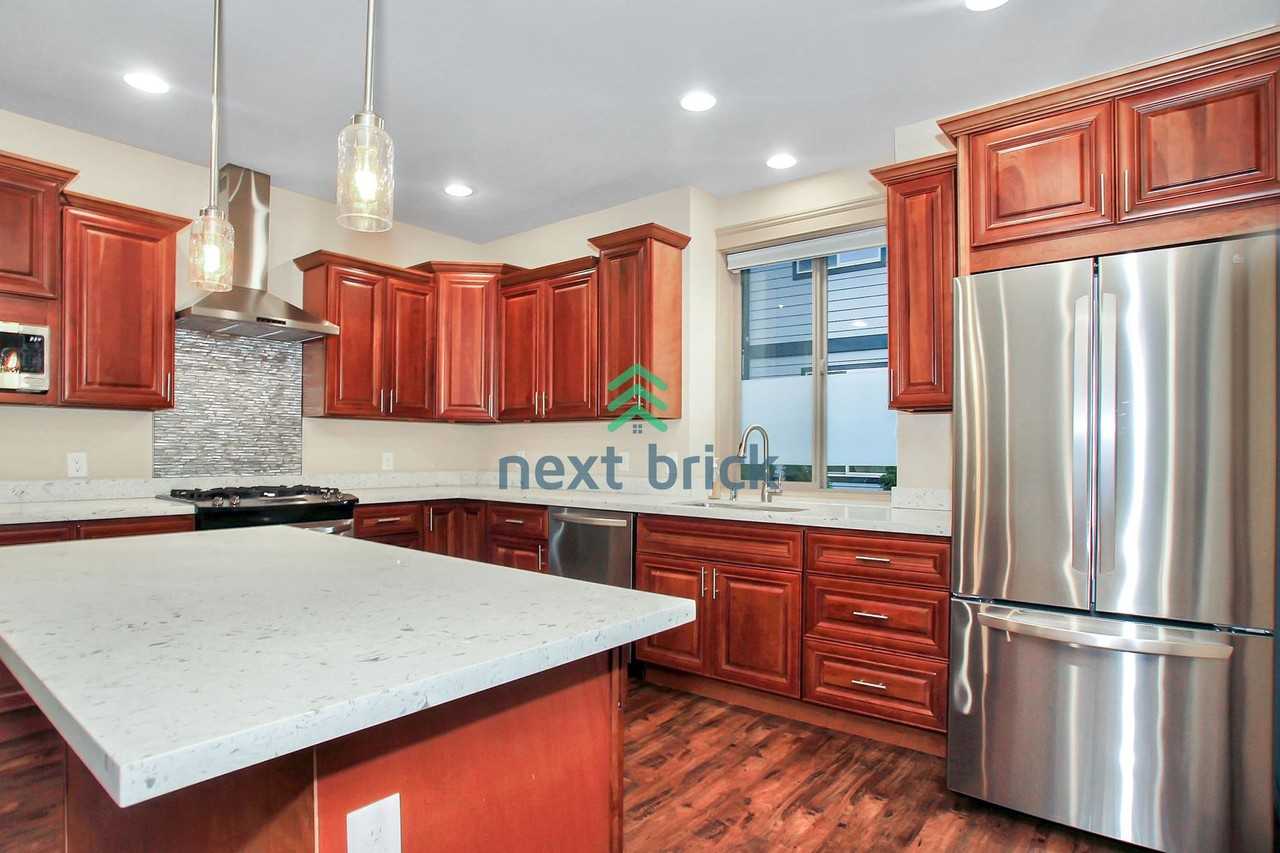 555 Se Andrews St - Photo 2 of 25