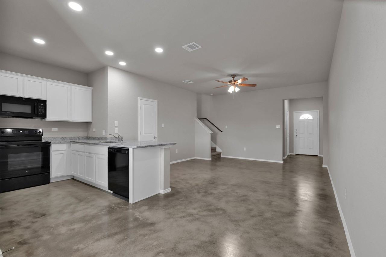 7239 Converse Ridge Bld 8 - Photo 4 of 6
