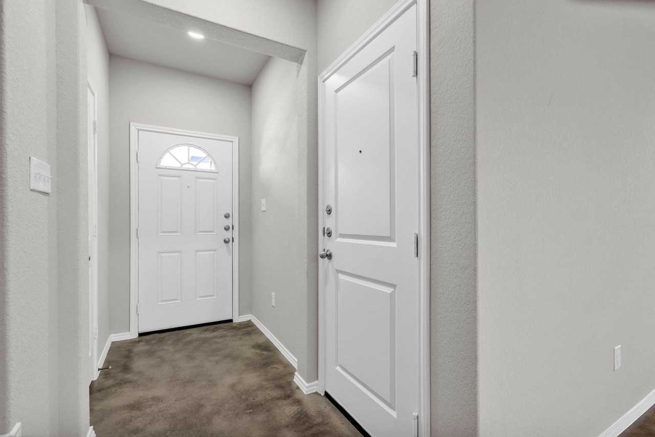 7239 Converse Ridge Bld 8 - Photo 5 of 6