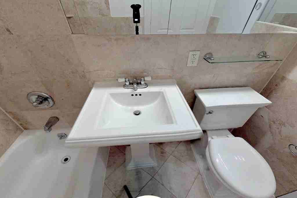 E 1st St #3R - Photo 5 of 6